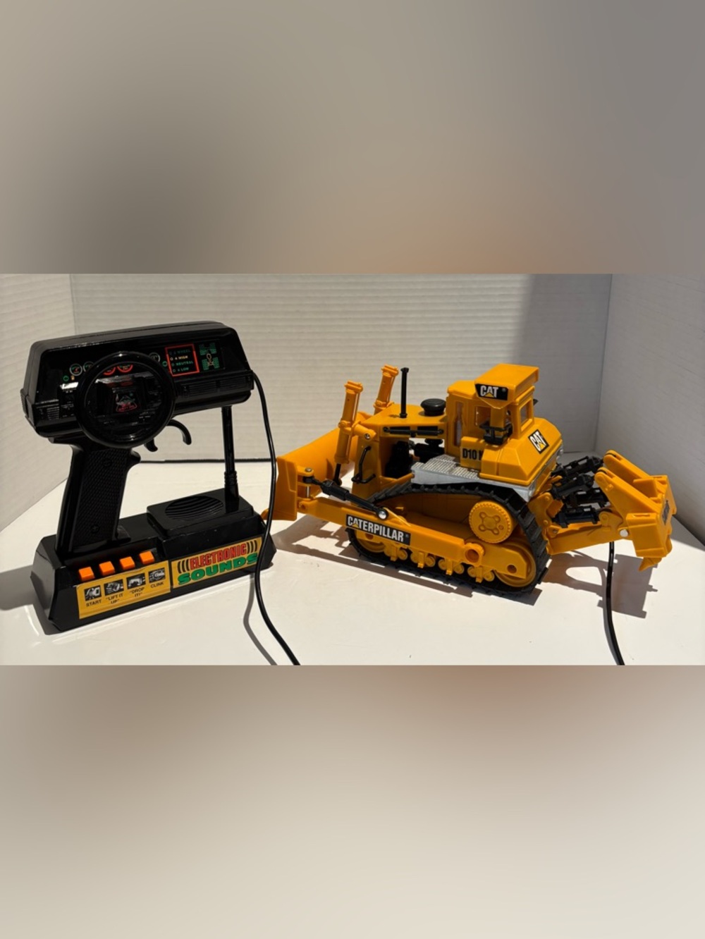 Vintage 1988 New Bright Caterpillar Bull Dozer D8-Remote Control Toy Read Desc.